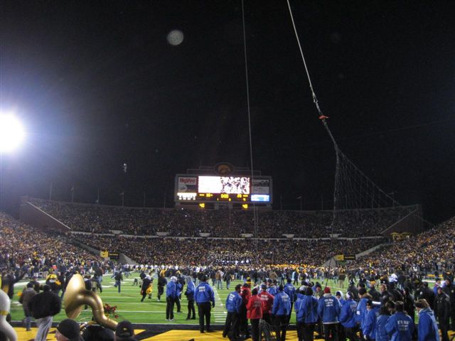 Crowd_rushing_field_after_win